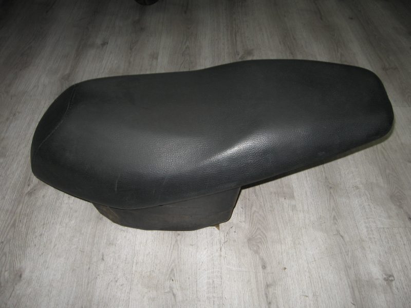 Zadel met helmbak Sym Orbit II