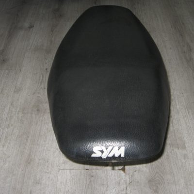 Zadel met helmbak Sym Orbit II - Afbeelding 2